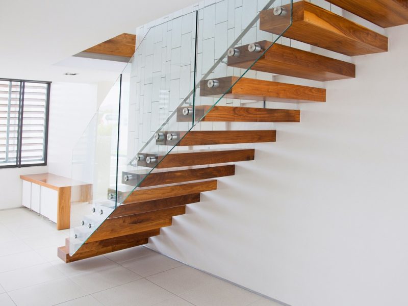 Szklane balustrady – efektowne wykończenie schodów