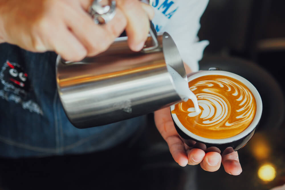 Czy sposób podania kawy ma znaczenie?