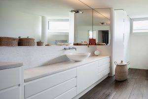 Drewniana podłoga w łazience – wybór, zabezpieczanie, pielęgnacja