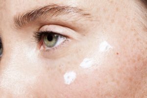 Jakich składników szukać w kosmetykach do pielęgnacji okolic oczu?