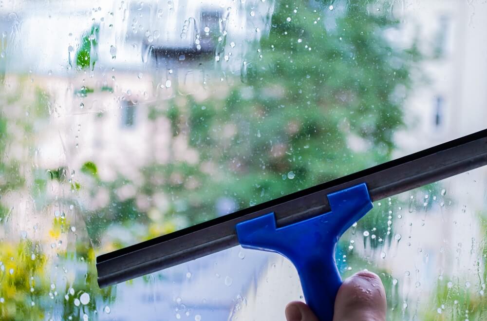 Mycie okien – jakie środki wybrać, by uniknąć smug?