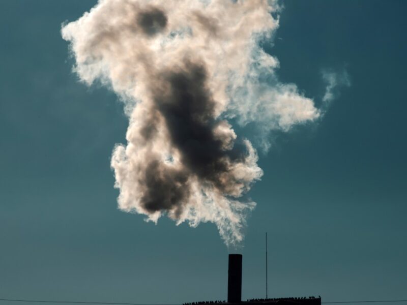 Kontrola emisji przemysłowych: Jakie korzyści przynosi dokładny pomiar emisji gazów i pyłów?